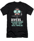 1 Scuba Diving Divers Wearing Masks Toms Store T-Shirt