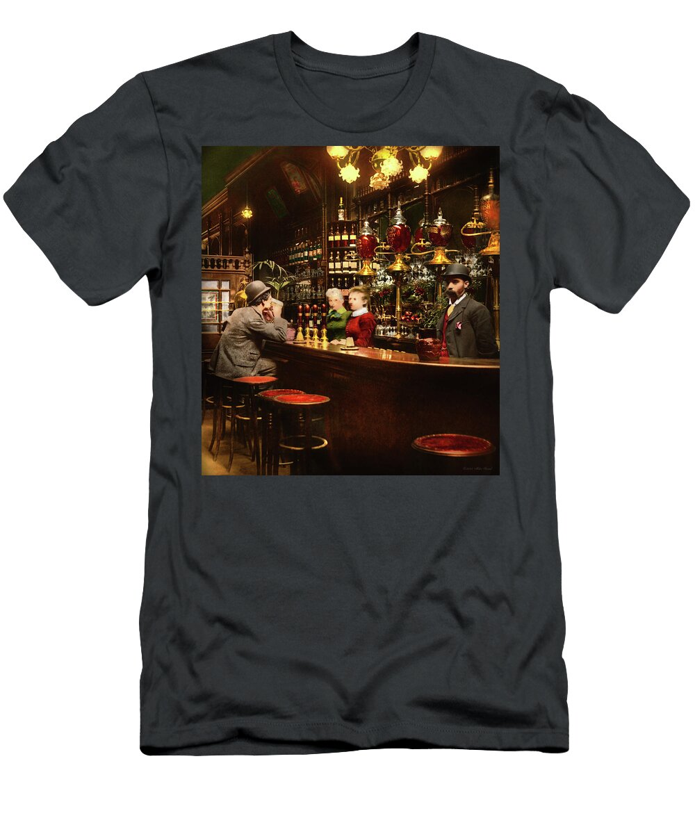 City London England the British Pub 1893 Mike Savad T-Shirt