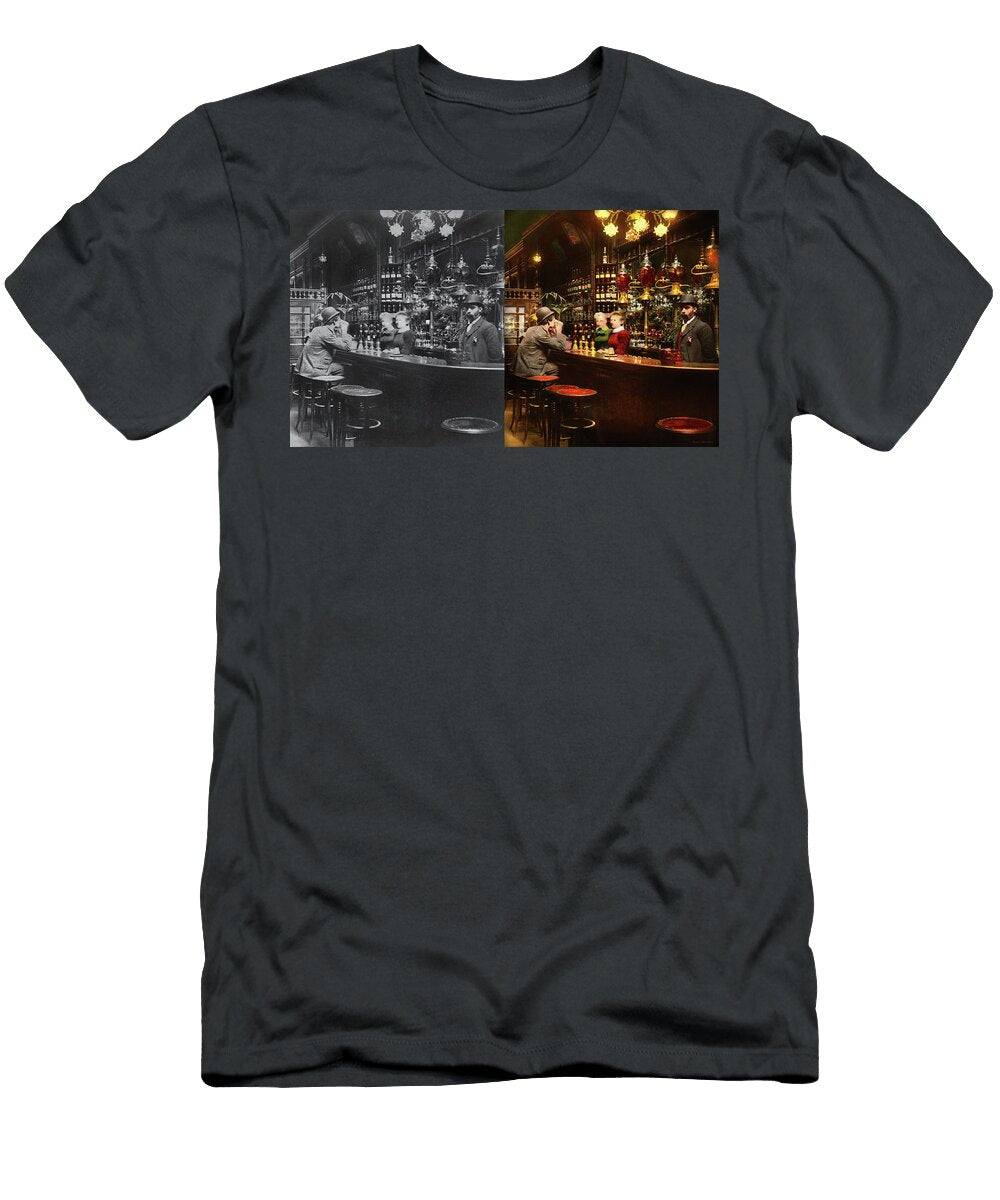 City London England the British Pub 1893 Side By Side Mike Savad T-Shirt