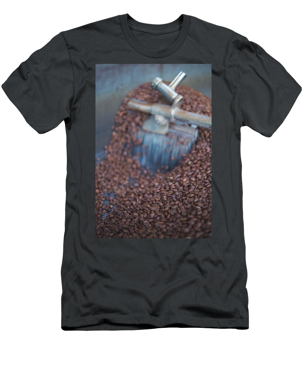 Coffee Beans in a Roasting Drum Roasting House Elbgold in Hamburg Jalag Maria Schiffer T-Shirt
