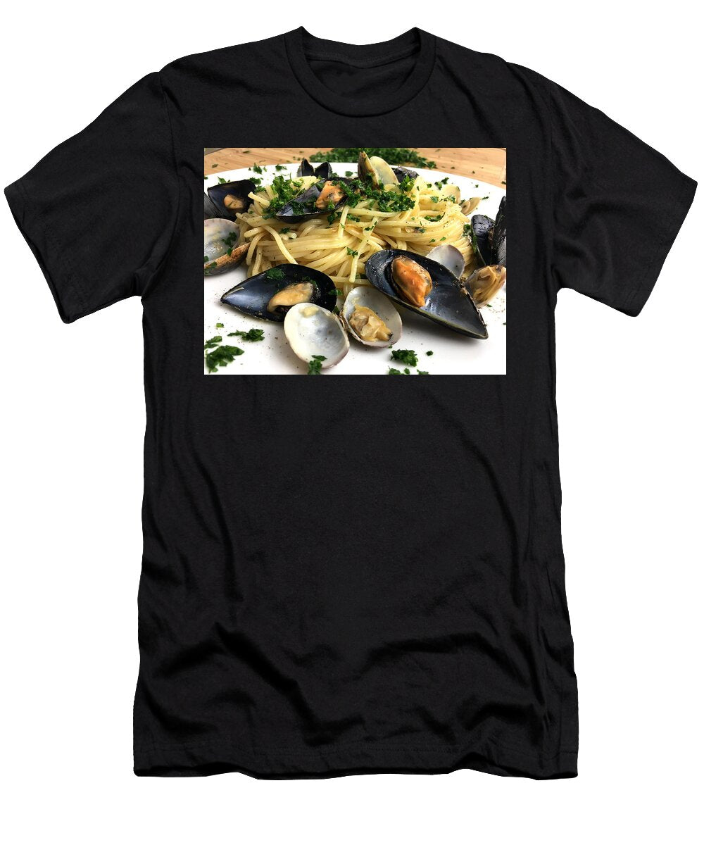 Cooked Spaghetti with Succulent Clams Gourmet Italian Food Food Fantastic T-Shirt