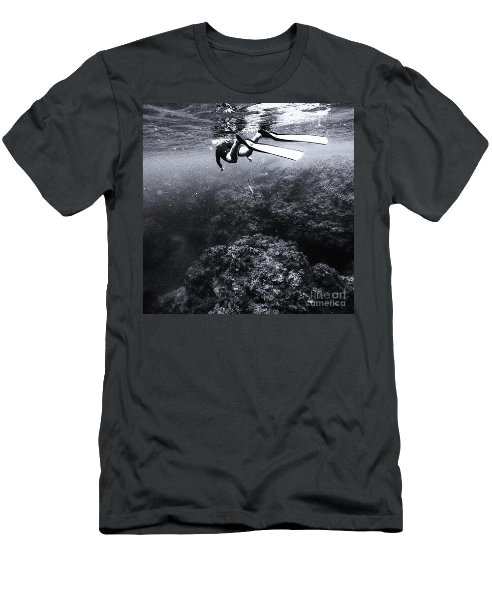 Exploring the Depths Solitary Freediver Swimming Underwater Over Coral Reefs Black and White Dmr Filho T-Shirt